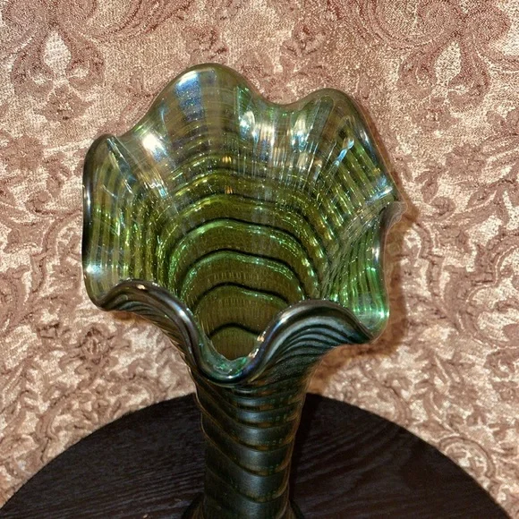 NWOT Vintage 1930’s Imperial Ripple Green Carnival Glass Vase. - Picture 2 of 7